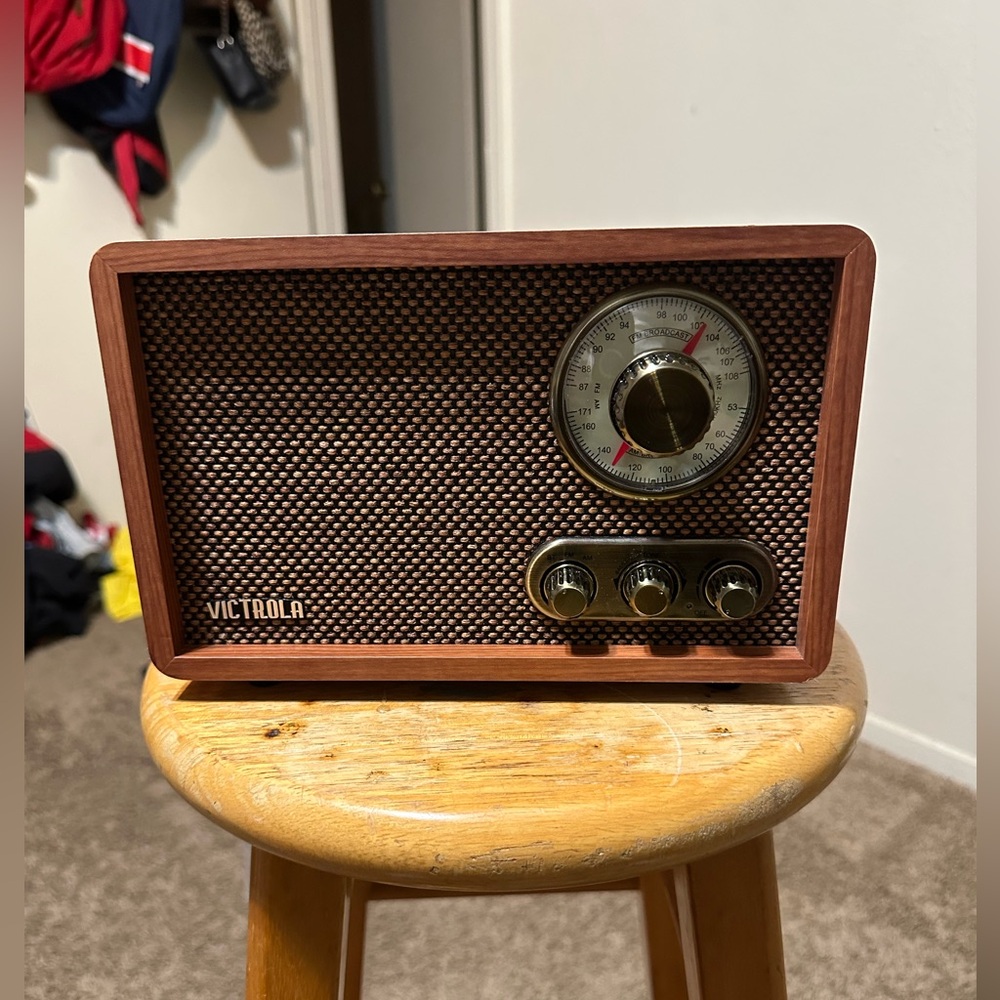 Vintage Victrola retro ”walnut” wood bluetooth AM/FM radio 00s